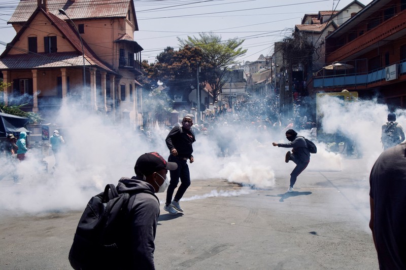 Polisi Madagaskar bersiap membubarkan pengunjuk rasa selama demonstrasi untuk mengecam seringnya pemadaman listrik dan kekurangan air di Antananarivo, Madagaskar, 25 September 2025. (REUTERS/Zo Andrianjafy)