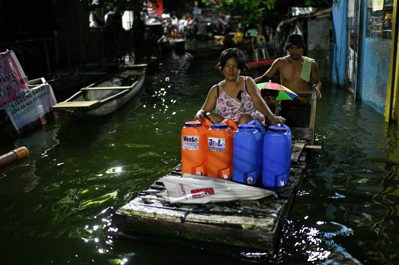 Seorang pria mengarungi jalan yang banjir setelah hujan, yang diperparah oleh Badai Tropis Bualoi, di Dela Paz, Binan, provinsi Laguna, Filipina, 26 September 2025. (REUTERS/Noel Celis)