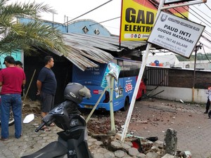 Brak! Bus Trans Semarang Seruduk Masjid dan Ruko di Mijen