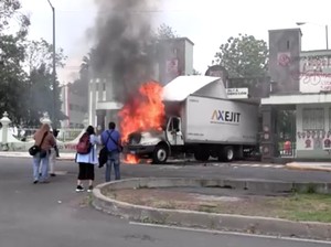 Video: Demo di Meksiko Ricuh, Massa Geruduk Kamp Militer-Bakar Truk