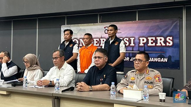 Penampakan Bos Pinjol Bangkrut Adrian Gunadi Ditangkap