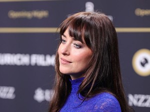 Penampilan Dakota Johnson Jadi Marilyn Monroe, Rambut Pirang Bergelombang