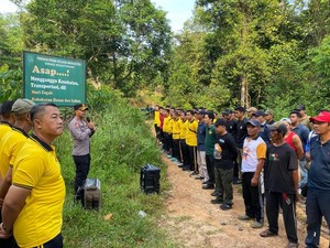 Polres Bangka Barat Gagas Program Public Service, Kerja Bakti Bersihkan Jalan