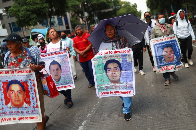 Sebuah kendaraan yang dibakar oleh mahasiswa dari Sekolah Guru Pedesaan Raul Isidro Burgos di Ayotzinapa terbakar selama protes di luar batalyon infanteri ke-27, sebagai bagian dari demonstrasi menjelang peringatan 11 tahun hilangnya 43 mahasiswa, di Iguala, Meksiko, 23 September 2025. (REUTERS/Oscar Guerrero)