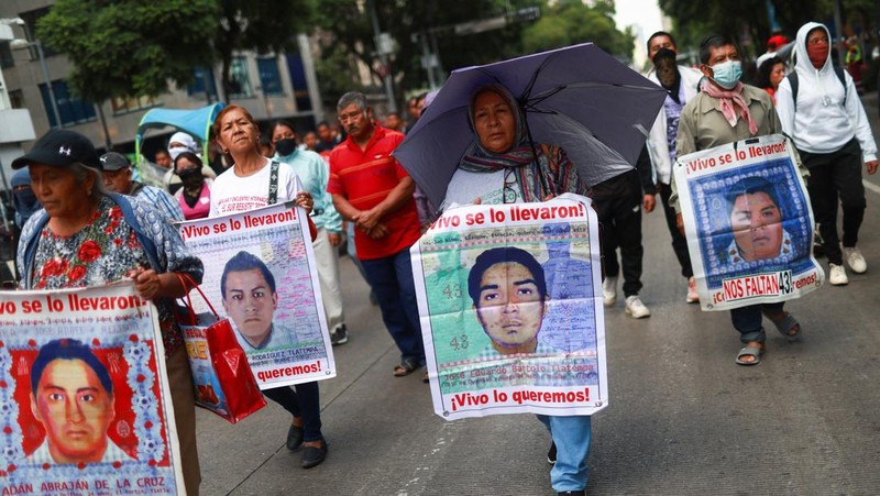 Sebuah kendaraan yang dibakar oleh mahasiswa dari Sekolah Guru Pedesaan Raul Isidro Burgos di Ayotzinapa terbakar selama protes di luar batalyon infanteri ke-27, sebagai bagian dari demonstrasi menjelang peringatan 11 tahun hilangnya 43 mahasiswa, di Iguala, Meksiko, 23 September 2025. (REUTERS/Oscar Guerrero)