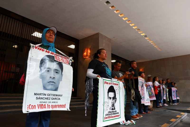 Sebuah kendaraan yang dibakar oleh mahasiswa dari Sekolah Guru Pedesaan Raul Isidro Burgos di Ayotzinapa terbakar selama protes di luar batalyon infanteri ke-27, sebagai bagian dari demonstrasi menjelang peringatan 11 tahun hilangnya 43 mahasiswa, di Iguala, Meksiko, 23 September 2025. (REUTERS/Oscar Guerrero)