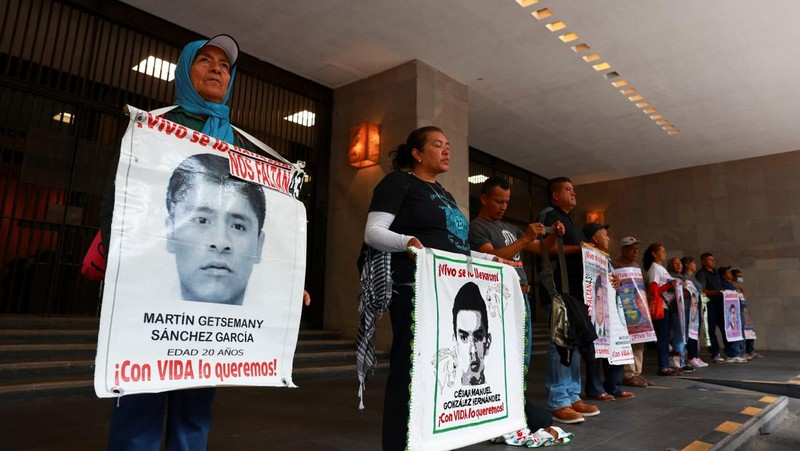 Sebuah kendaraan yang dibakar oleh mahasiswa dari Sekolah Guru Pedesaan Raul Isidro Burgos di Ayotzinapa terbakar selama protes di luar batalyon infanteri ke-27, sebagai bagian dari demonstrasi menjelang peringatan 11 tahun hilangnya 43 mahasiswa, di Iguala, Meksiko, 23 September 2025. (REUTERS/Oscar Guerrero)