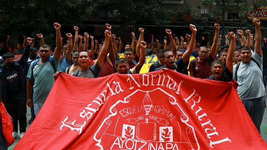 Sebuah kendaraan yang dibakar oleh mahasiswa dari Sekolah Guru Pedesaan Raul Isidro Burgos di Ayotzinapa terbakar selama protes di luar batalyon infanteri ke-27, sebagai bagian dari demonstrasi menjelang peringatan 11 tahun hilangnya 43 mahasiswa, di Iguala, Meksiko, 23 September 2025. (REUTERS/Oscar Guerrero)