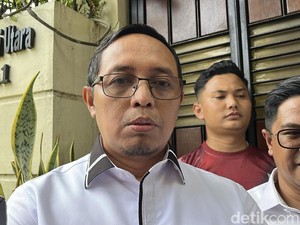 Hasan Nasbi Kunjungi Rumah Jokowi di Solo, Bertemu hingga 2 Jam
