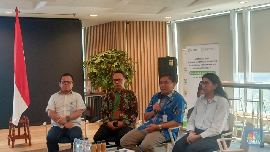Komisioner BP Tapera, Heru Pudyo Nugroho dalam konferensi pers di kantor BP Tapera, Jumat (26/9/2025). (CNBC Indonesia/Ferry Sandi)
