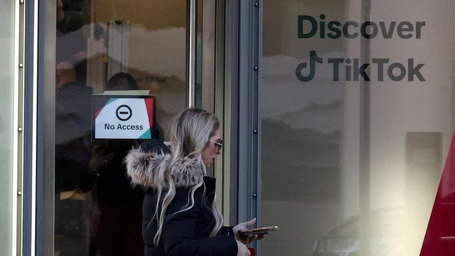 Logo TikTok ditampilkan di pintu masuk stan sementara perusahaan menjelang Forum Ekonomi Dunia (WEF) di Davos, Swiss, 18 Januari 2025. (REUTERS/Yves Herman)
