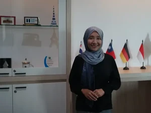 Keren! Mahasiswa Thailand Lanjut Kuliah di Surabaya pada Usia 56 Tahun