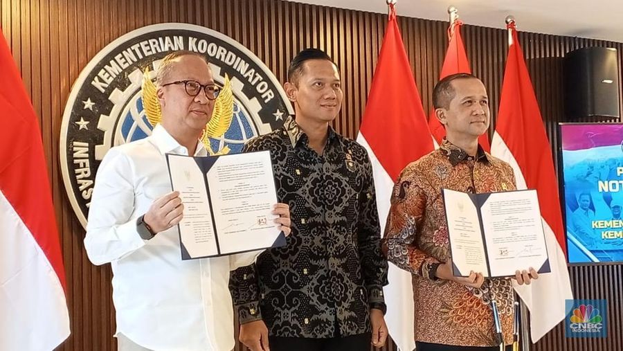 Menteri Transmigrasi Iftitah Sulaiman dan Menteri Perindustrian Agus Gumiwang Kartasasmita saat Penandatanganan MoU Program Industri di Kawasan Transmigrasi, disaksikan oleh Menteri Koordinator (Menko) Bidang Infrastruktur dan Pembangunan Kewilayahan (IPK), Agus Harimurti Yudhoyono (AHY) di kantor Kemenko IPK, Jakarta, Jumat (26/9/2025).