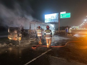 Mobil Elf Terbakar di Km 88 Tol Singosari Malang