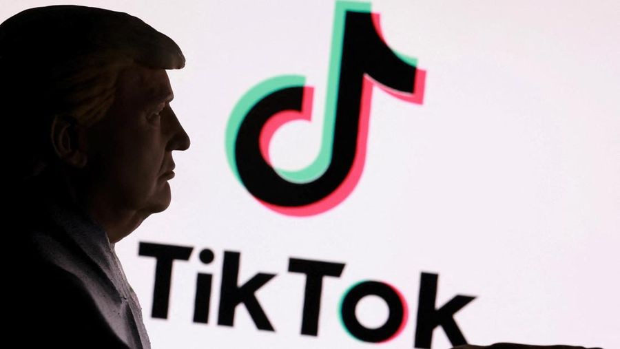 Model miniatur cetak 3D yang menggambarkan Presiden AS Donald Trump di depan logo TikTok ditunjukkan dalam ilustrasi ini yang diambil pada tanggal 24 September 2025. (REUTERS/Dado Ruvic/Illustration)