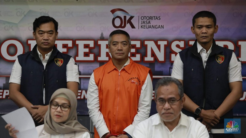 Otoritas Jasa Keuangan (OJK) berhasil meringkus dan membawa pulang buron kasus gagal bayar fintech peer to peer lending (P2P) Investree, Adrian Gunadi, Jumat (26/9/2025). Otoritas Jasa Keuangan (OJK) berhasil meringkus dan membawa pulang buron kasus gagal bayar fintech peer to peer lending (P2P) Investree, Adrian Gunadi, Jumat (26/9/2025). (CNBC Indonesia/Muhammad Sabki)