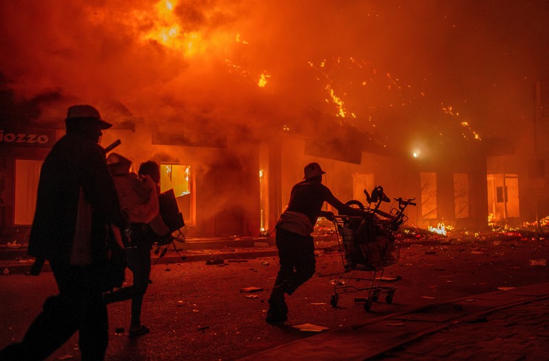 Polisi Madagaskar bersiap membubarkan pengunjuk rasa selama demonstrasi untuk mengecam seringnya pemadaman listrik dan kekurangan air di Antananarivo, Madagaskar, 25 September 2025. (REUTERS/Zo Andrianjafy)