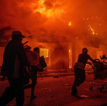 Chaos! Negara Rusuh Gara-Gara Listrik & Air Bersih, Mal Dibakar Massa