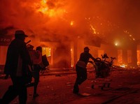Chaos! Warga Ibu Kota Mengamuk, Mal Dibakar-Jam Malam Ditetapkan
