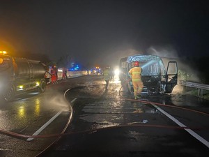 Seluruh Penumpang Minibus Isuzu Elf Terbakar di Tol Singosari Malang Selamat