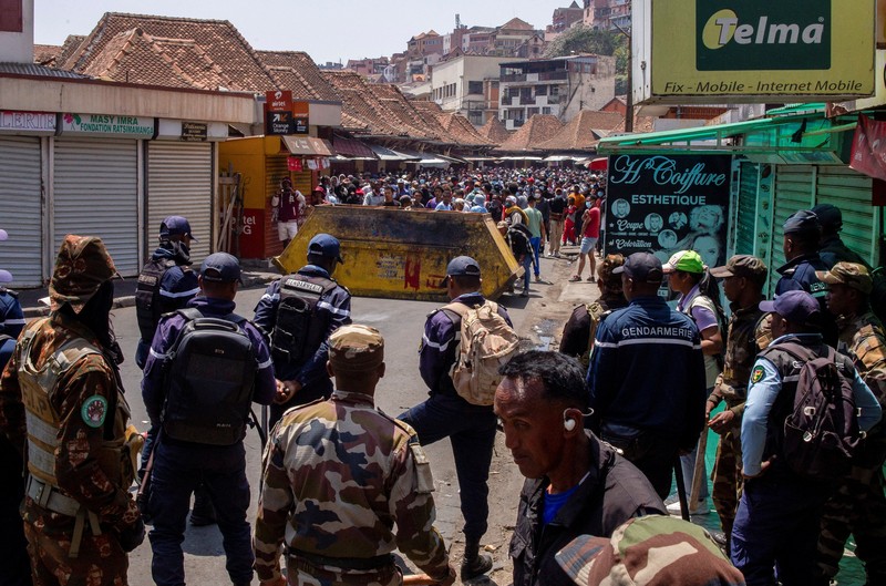 Polisi Madagaskar bersiap membubarkan pengunjuk rasa selama demonstrasi untuk mengecam seringnya pemadaman listrik dan kekurangan air di Antananarivo, Madagaskar, 25 September 2025. (REUTERS/Zo Andrianjafy)