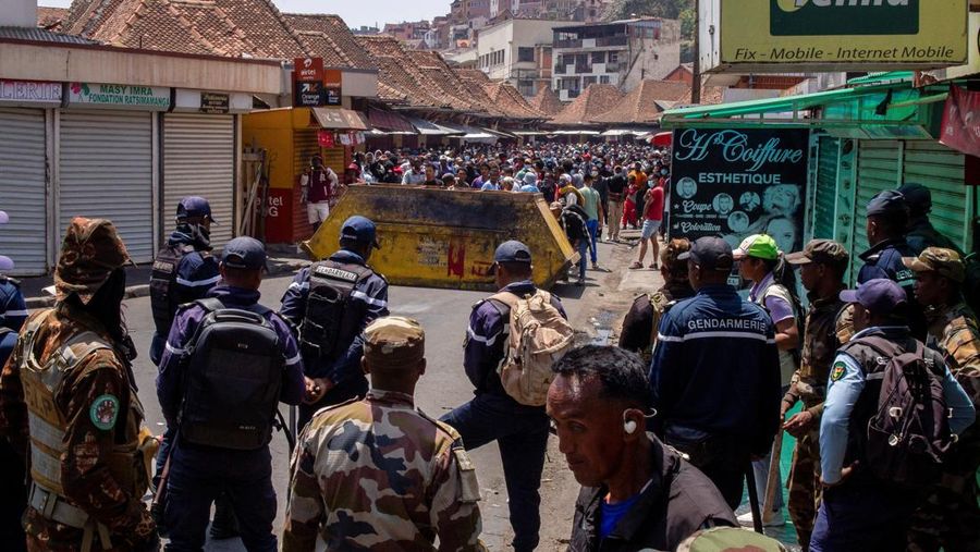 Polisi Madagaskar bersiap membubarkan pengunjuk rasa selama demonstrasi untuk mengecam seringnya pemadaman listrik dan kekurangan air di Antananarivo, Madagaskar, 25 September 2025. Polisi Madagaskar bersiap membubarkan pengunjuk rasa selama demonstrasi untuk mengecam seringnya pemadaman listrik dan kekurangan air di Antananarivo, Madagaskar, 25 September 2025. (REUTERS/Zo Andrianjafy)