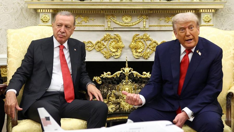 Presiden AS Donald Trump berbicara selama pertemuan dengan Presiden Turki Recep Tayyip Erdogan di Ruang Oval di Gedung Putih di Washington, D.C., AS, 25 September 2025. (REUTERS/Kevin Lamarque)