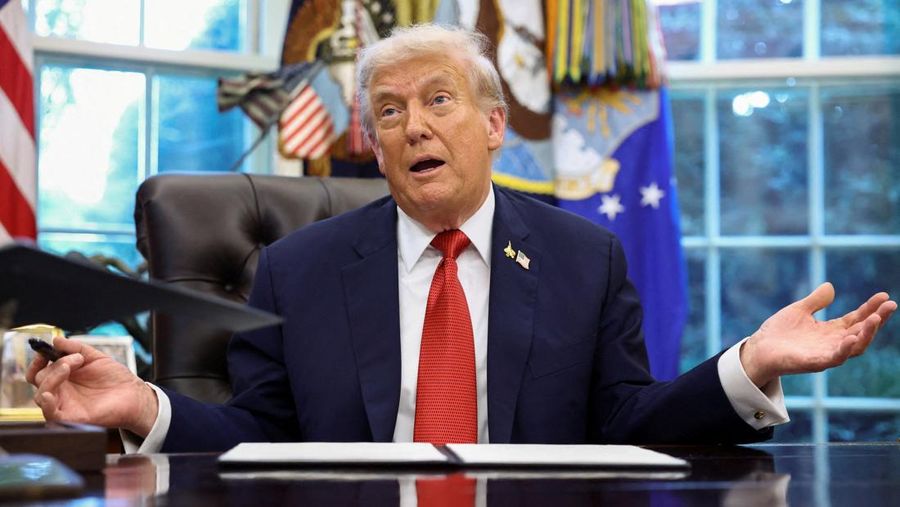 Presiden AS Donald Trump menandatangani perintah eksekutif mengenai kesepakatan yang akan melepaskan operasi TikTok di AS dari ByteDance dari pemiliknya di Tiongkok, ByteDance, di Gedung Putih di Washington, D.C., AS, 25 September 2025. (REUTERS/Kevin Lamarque)