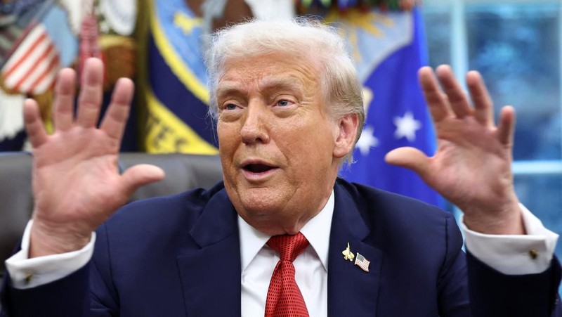Presiden AS Donald Trump menandatangani perintah eksekutif mengenai kesepakatan yang akan melepaskan operasi TikTok di AS dari ByteDance dari pemiliknya di Tiongkok, ByteDance, di Gedung Putih di Washington, D.C., AS, 25 September 2025. (REUTERS/Kevin Lamarque)