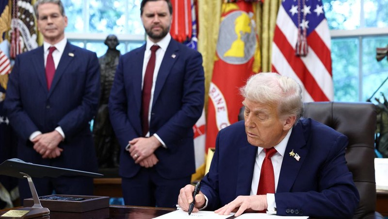 Presiden AS Donald Trump menandatangani perintah eksekutif mengenai kesepakatan yang akan melepaskan operasi TikTok di AS dari ByteDance dari pemiliknya di Tiongkok, ByteDance, di Gedung Putih di Washington, D.C., AS, 25 September 2025. (REUTERS/Kevin Lamarque)