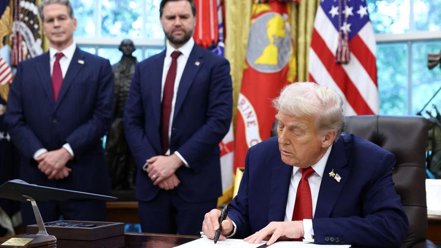 Presiden AS Donald Trump menandatangani perintah eksekutif mengenai kesepakatan yang akan melepaskan operasi TikTok di AS dari ByteDance dari pemiliknya di Tiongkok, ByteDance, di Gedung Putih di Washington, D.C., AS, 25 September 2025. Presiden AS Donald Trump menandatangani perintah eksekutif mengenai kesepakatan yang akan melepaskan operasi TikTok di AS dari ByteDance dari pemiliknya di Tiongkok, ByteDance, di Gedung Putih di Washington, D.C., AS, 25 September 2025. (REUTERS/Kevin Lamarque)
