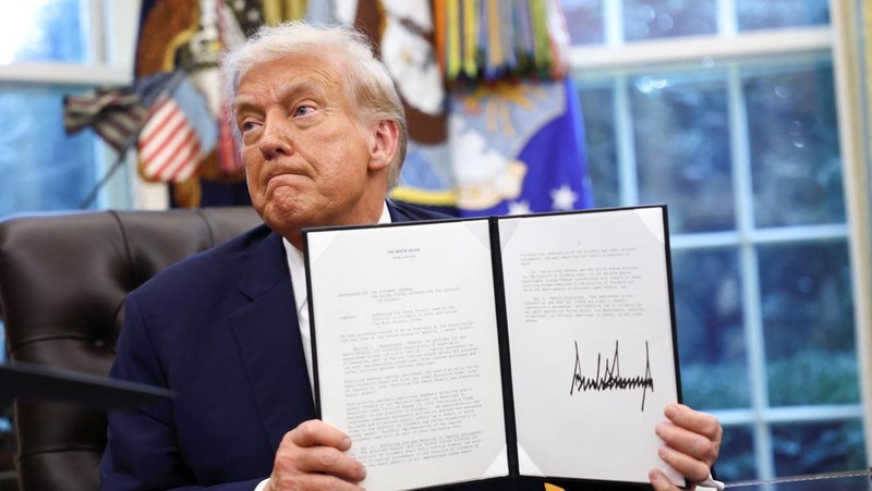 Presiden AS Donald Trump menandatangani perintah eksekutif mengenai kesepakatan yang akan melepaskan operasi TikTok di AS dari ByteDance dari pemiliknya di Tiongkok, ByteDance, di Gedung Putih di Washington, D.C., AS, 25 September 2025. (REUTERS/Kevin Lamarque)