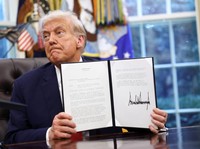 Tampang Puas Trump Batalkan Pemblokiran TikTok di Amerika