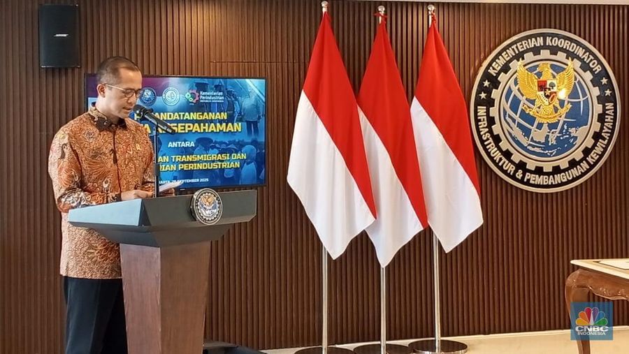 Sambutan oleh Menteri Transmigrasi Muhammad Iftitah Sulaiman Suryanagara saat tanda tangan MoU konektivitas wilayah transmigrasi dan industri pada Jumat (26/9/2025) di Gedung Kemenko Infra, Jakarta. (CNBC Indonesia/Robertus Andrianto)