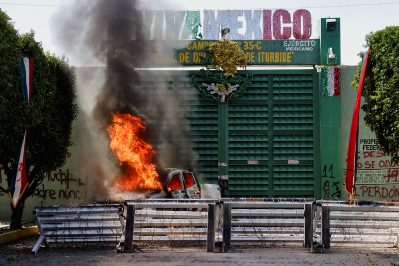 Sebuah kendaraan yang dibakar oleh mahasiswa dari Sekolah Guru Pedesaan Raul Isidro Burgos di Ayotzinapa terbakar selama protes di luar batalyon infanteri ke-27, sebagai bagian dari demonstrasi menjelang peringatan 11 tahun hilangnya 43 mahasiswa, di Iguala, Meksiko, 23 September 2025. Sebuah kendaraan yang dibakar oleh mahasiswa dari Sekolah Guru Pedesaan Raul Isidro Burgos di Ayotzinapa terbakar selama protes di luar batalyon infanteri ke-27, sebagai bagian dari demonstrasi menjelang peringatan 11 tahun hilangnya 43 mahasiswa, di Iguala, Meksiko, 23 September 2025. (REUTERS/Oscar Guerrero)