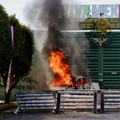 Potret Mahasiswa Ngamuk, Tabrak Pagar Kamp Militer dan Bakar Truk