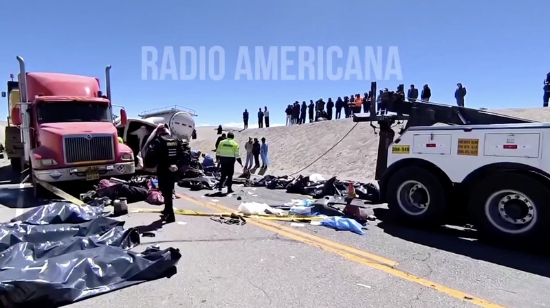 Sedikitnya 14 orang tewas dalam kecelakaan lalu lintas di Peru selatan pada Rabu malam (24/9/2025) yang melibatkan sebuah minivan milik grup musik asal Bolivia dan dua truk kargo. (Tangkapan Layar Video Reuets/RADIO AMERICANA)