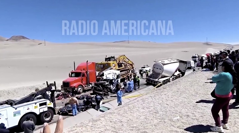 Sedikitnya 14 orang tewas dalam kecelakaan lalu lintas di Peru selatan pada Rabu malam (24/9/2025) yang melibatkan sebuah minivan milik grup musik asal Bolivia dan dua truk kargo. (Tangkapan Layar Video Reuets/RADIO AMERICANA)