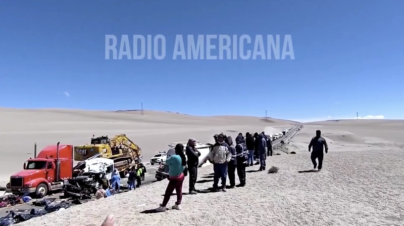 Sedikitnya 14 orang tewas dalam kecelakaan lalu lintas di Peru selatan pada Rabu malam (24/9/2025) yang melibatkan sebuah minivan milik grup musik asal Bolivia dan dua truk kargo. (Tangkapan Layar Video Reuets/RADIO AMERICANA)