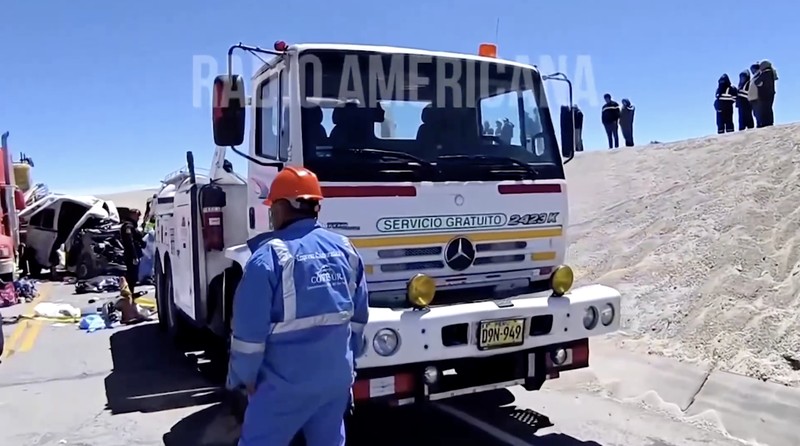 Sedikitnya 14 orang tewas dalam kecelakaan lalu lintas di Peru selatan pada Rabu malam (24/9/2025) yang melibatkan sebuah minivan milik grup musik asal Bolivia dan dua truk kargo. (Tangkapan Layar Video Reuets/RADIO AMERICANA)