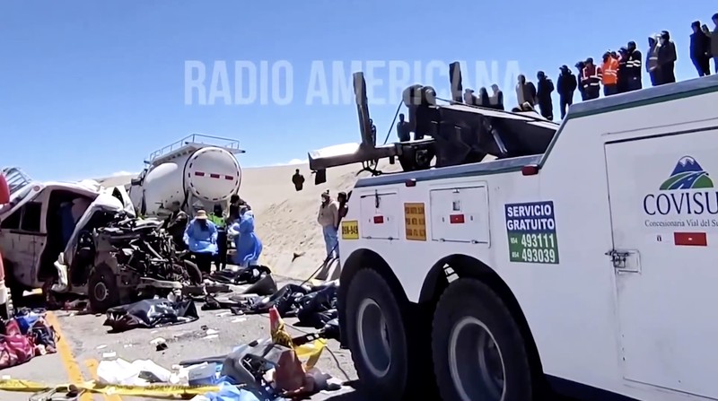 Sedikitnya 14 orang tewas dalam kecelakaan lalu lintas di Peru selatan pada Rabu malam (24/9/2025) yang melibatkan sebuah minivan milik grup musik asal Bolivia dan dua truk kargo. (Tangkapan Layar Video Reuets/RADIO AMERICANA)