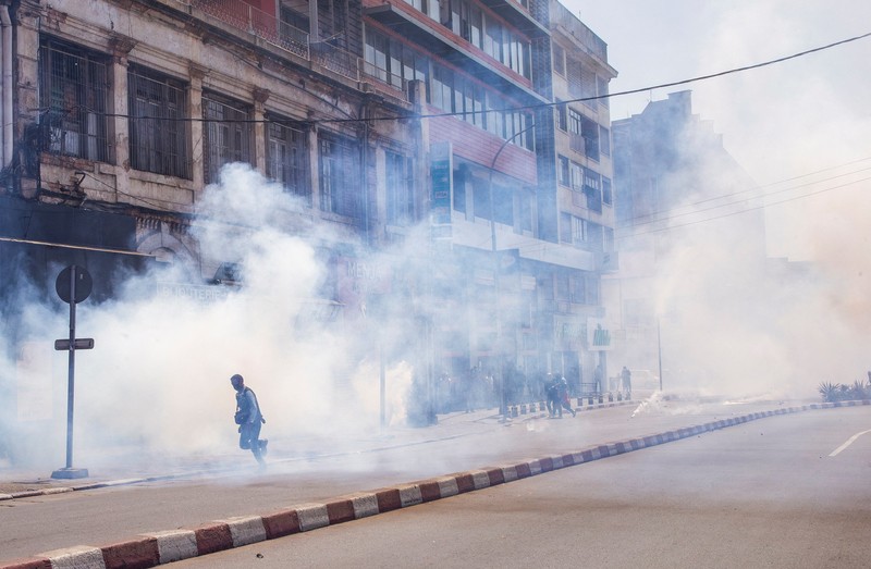 Polisi Madagaskar bersiap membubarkan pengunjuk rasa selama demonstrasi untuk mengecam seringnya pemadaman listrik dan kekurangan air di Antananarivo, Madagaskar, 25 September 2025. Polisi Madagaskar bersiap membubarkan pengunjuk rasa selama demonstrasi untuk mengecam seringnya pemadaman listrik dan kekurangan air di Antananarivo, Madagaskar, 25 September 2025. (REUTERS/Zo Andrianjafy)