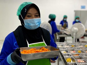 Cerita Enung Jadi Relawan Dapur MBG di Bandung