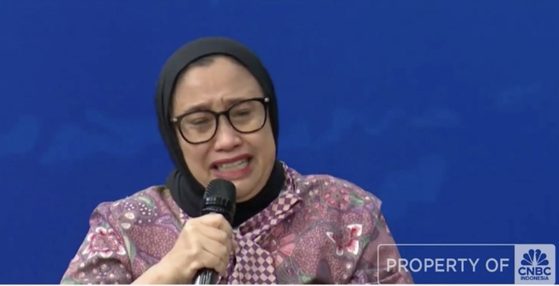 Wakil Kepala Badan Gizi Nasional (BGN) Nanik S Deyang menangis usai meminta maaf atas kasus keracunan Makan Bergizi Gratis (MBG) yang menimpa ribuan anak sekolah di daerah-daerah Indonesia. (Tangkapan layar CNBC Indonesia TV)