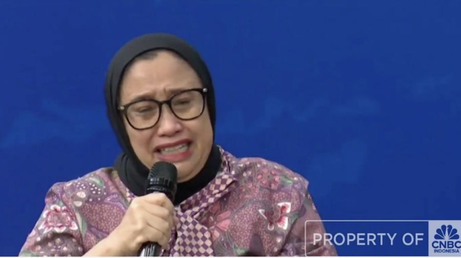 Wakil Kepala Badan Gizi Nasional (BGN) Nanik S Deyang menangis usai meminta maaf atas kasus keracunan Makan Bergizi Gratis (MBG) yang menimpa ribuan anak sekolah di daerah-daerah Indonesia. (Tangkapan layar CNBC Indonesia TV)
