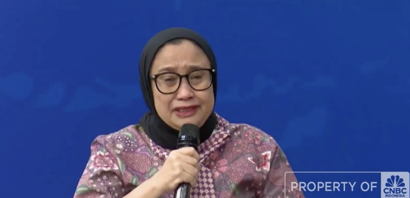 Wakil Kepala Badan Gizi Nasional (BGN) Nanik S Deyang menangis usai meminta maaf atas kasus keracunan Makan Bergizi Gratis (MBG) yang menimpa ribuan anak sekolah di daerah-daerah Indonesia. (Tangkapan layar CNBC Indonesia TV)
