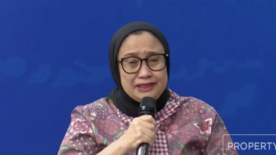 Wakil Kepala Badan Gizi Nasional (BGN) Nanik S Deyang menangis usai meminta maaf atas kasus keracunan Makan Bergizi Gratis (MBG) yang menimpa ribuan anak sekolah di daerah-daerah Indonesia. (Tangkapan layar CNBC Indonesia TV)