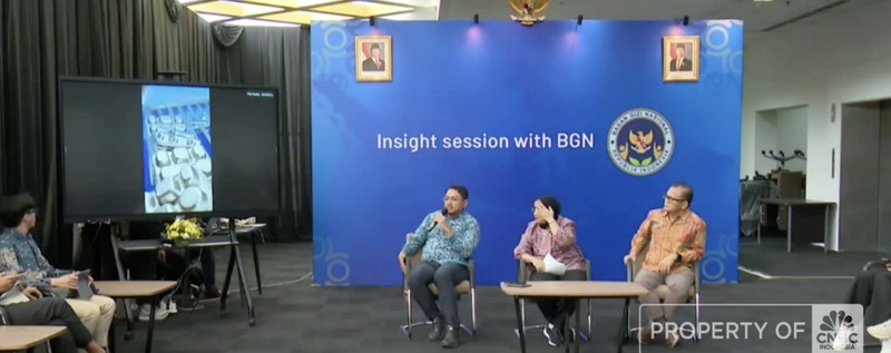 Wakil Kepala Badan Gizi Nasional (BGN) Nanik S Deyang menangis usai meminta maaf atas kasus keracunan Makan Bergizi Gratis (MBG) yang menimpa ribuan anak sekolah di daerah-daerah Indonesia. (Tangkapan layar CNBC Indonesia TV)
