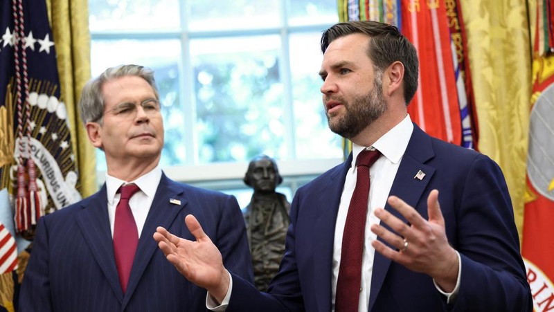 Presiden AS Donald Trump menandatangani perintah eksekutif mengenai kesepakatan yang akan melepaskan operasi TikTok di AS dari ByteDance dari pemiliknya di Tiongkok, ByteDance, di Gedung Putih di Washington, D.C., AS, 25 September 2025. (REUTERS/Kevin Lamarque)