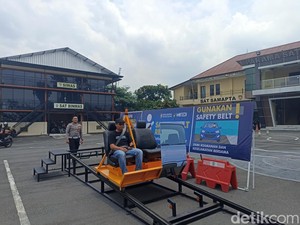 Satlantas Polres Blitar Edukasi Pemohon SIM dengan Alat Peraga Safety Belt